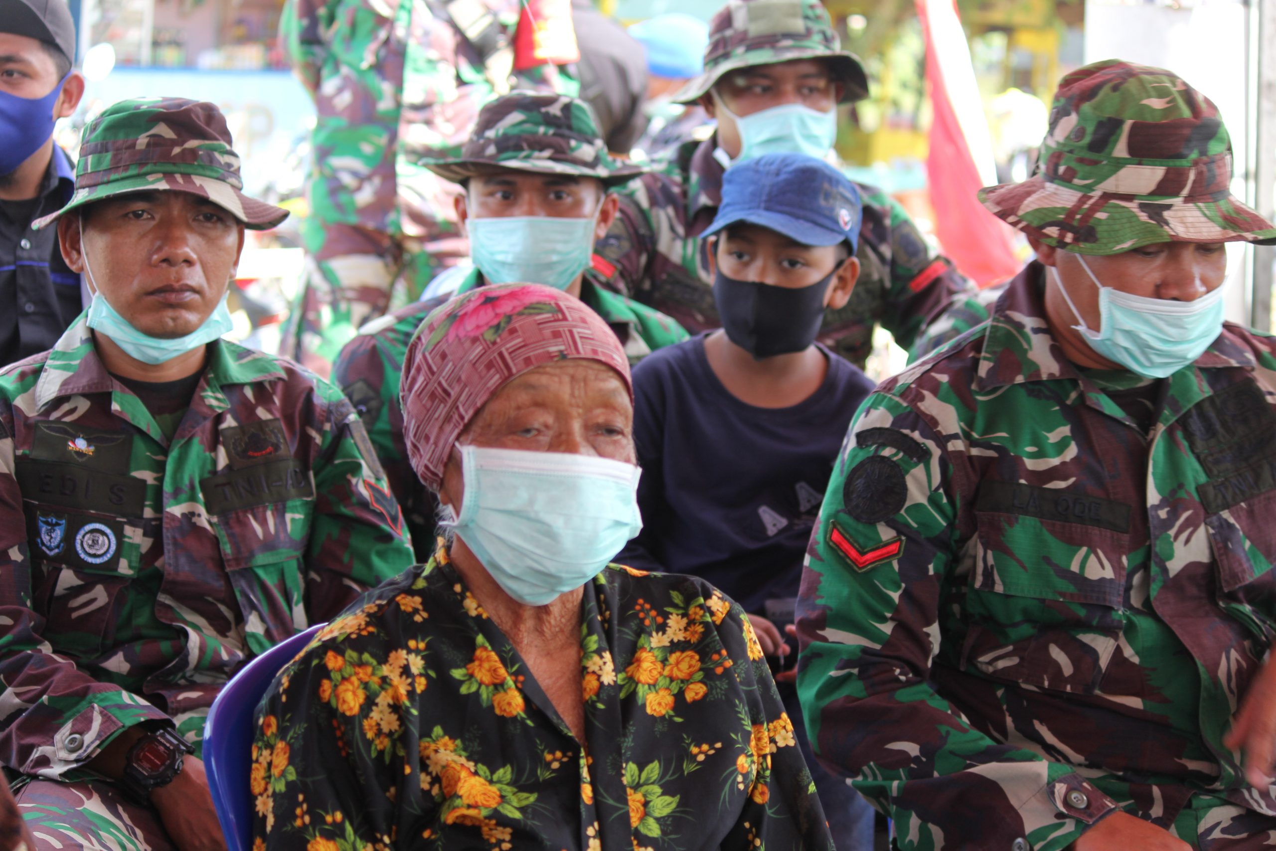 BERITA FOTO: Lansia Ditengah Prajurit TNI Kodim 0909/SGT