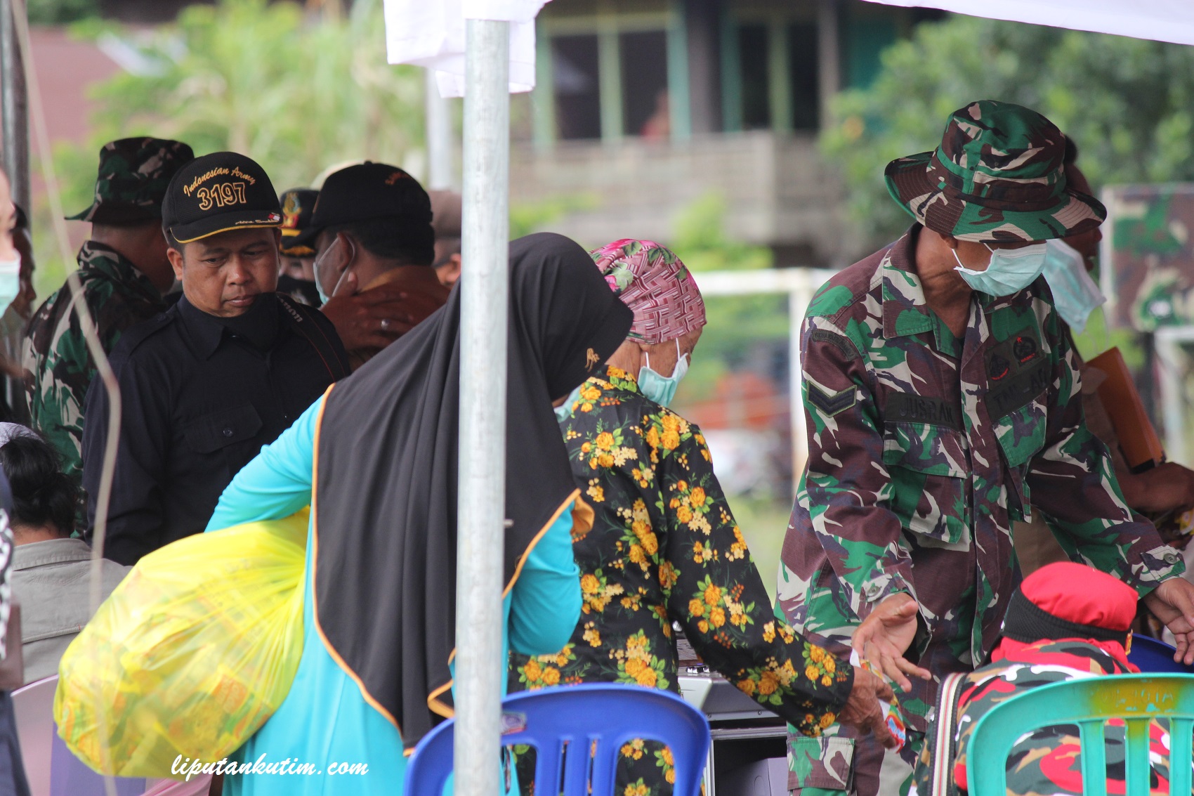 BERITA FOTO: TNI AD BAGIKAN SEMBAKO GRATIS COVID-19