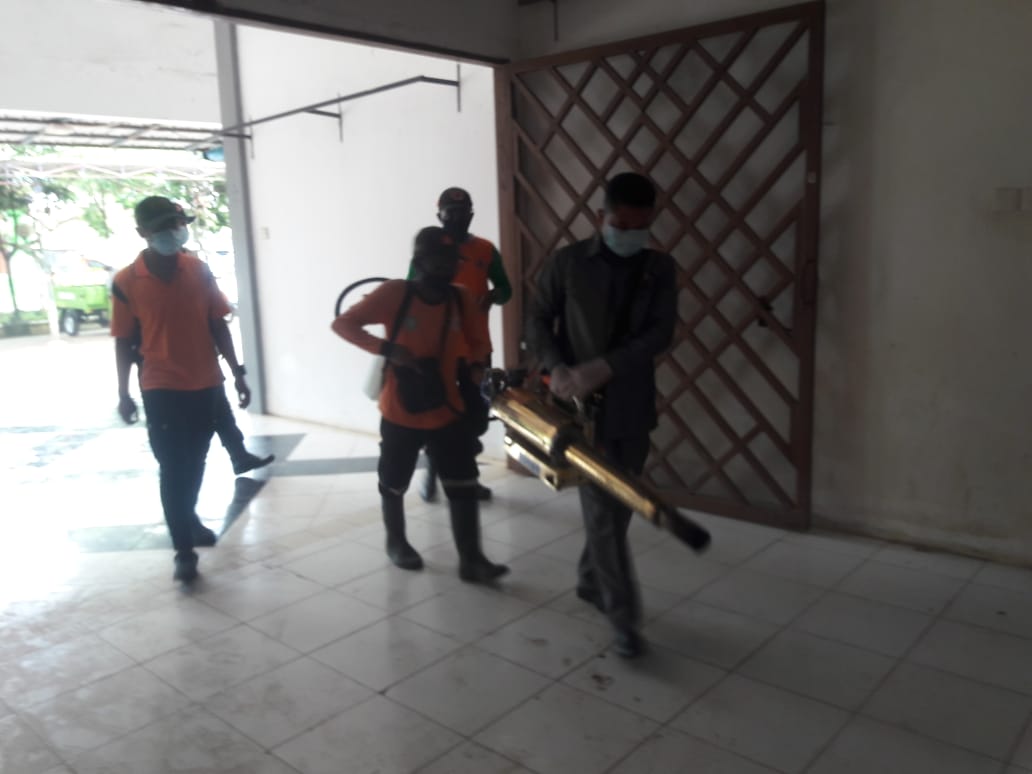 Cegah Penyebaran Virus Covid – 19, Ketua DPRD Kutim bersama Pemkab Kutim Lakukan Penyemprotan Disinfektan Pasar Induk Sangatta.
