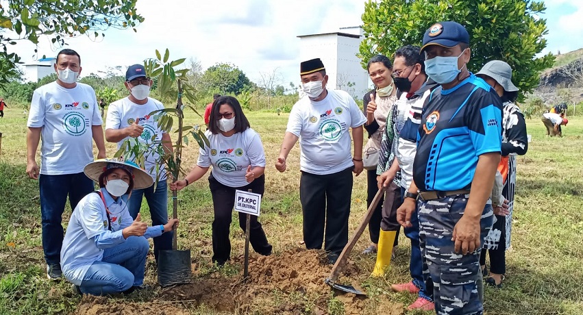 Peringati Hari Menanam Nasional 2021, Lembaga Adat Besar Kutai Timur Dan  KPC Tanam 150 Pohon Buah Lokal
