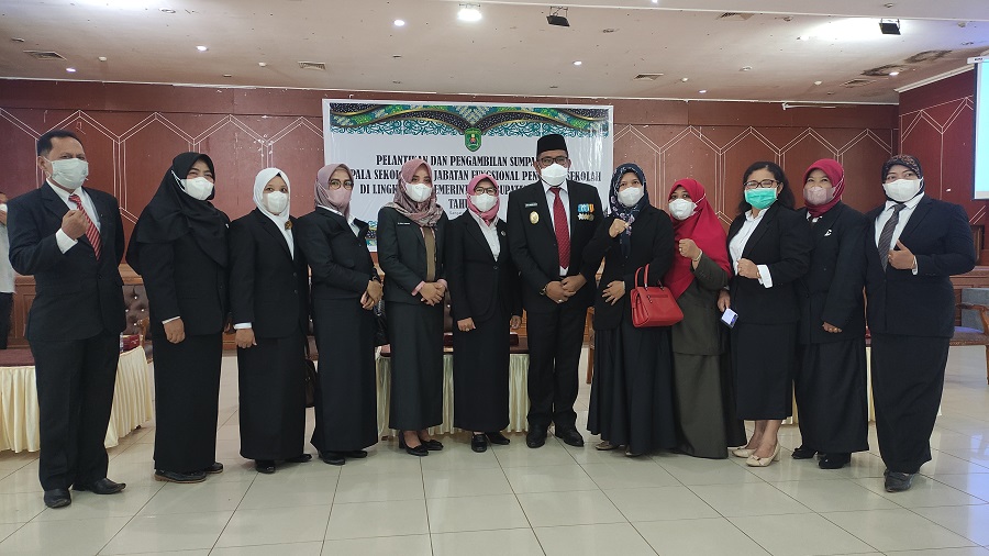 Foto bersama Wakil Bupati Kutai Timur dengan Kepala Sekolah Usai Pelantikan