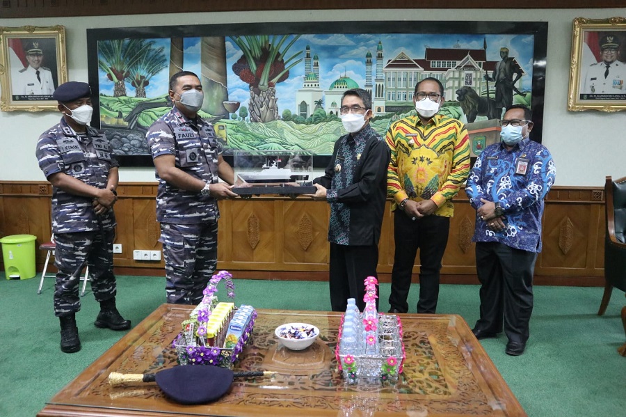 BERITA FOTO : Bupati Kutim Menerima Cendramata dari Danlantamal XIII Tarakan Laksamana Pertama Fauzi