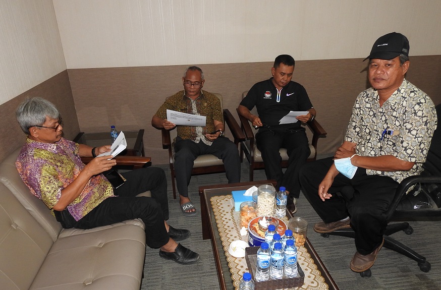 Kadis PU Kutim Pastikan Pengaspalan Poros Rantau Pulung–Batu Ampar Selesai Akhir Desember