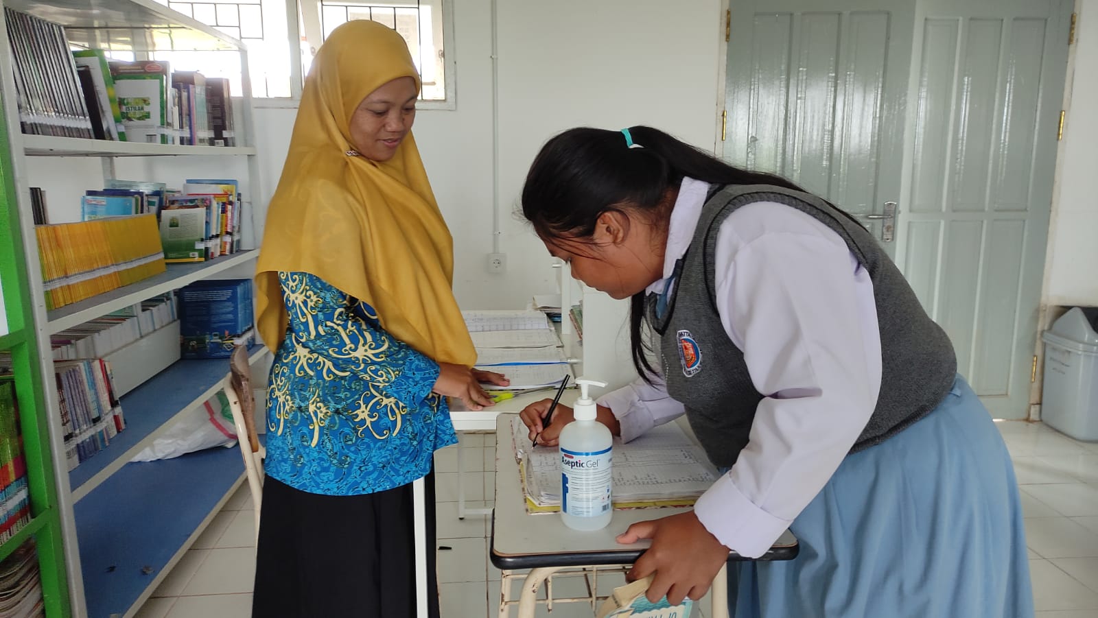Fiesta dan Aulia Putri Sering Pinjam Buku Penunjang Pelajaran