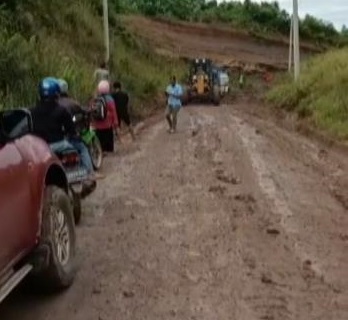 Nitizen Soroti Jalan Rusak Sangatta – Ranpul. Camat Sebut Hari Ini Sudah Diperbaiki. GM ESD KPC Matikan HP