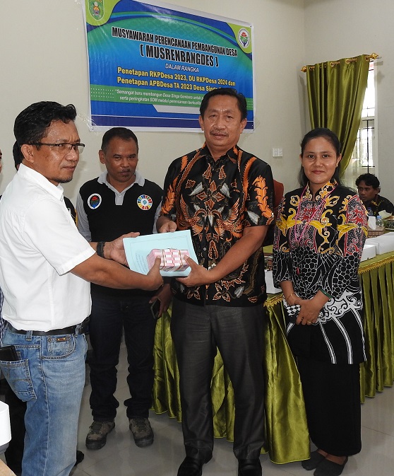 BumDes Singa Gembara Serahkan PADes Rp60 Juta Dari Hasil Usaha Dagang Ayam dan Beras